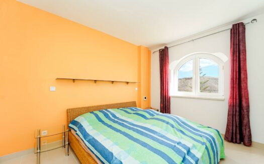 Exklusive Doppelhaushälfte mit Pool, Terrassen und Meerblick