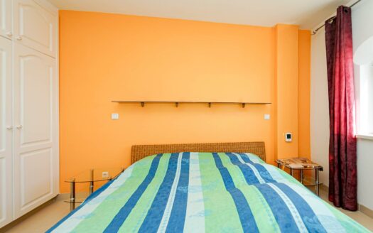 Exklusive Doppelhaushälfte mit Pool, Terrassen und Meerblick