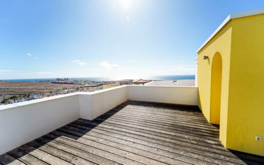 Exklusive Doppelhaushälfte mit Pool, Terrassen und Meerblick