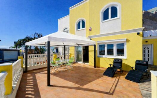 Exklusive Doppelhaushälfte mit Pool, Terrassen und Meerblick