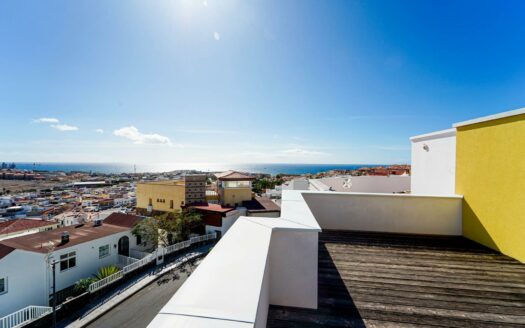 Exklusive Doppelhaushälfte mit Pool, Terrassen und Meerblick