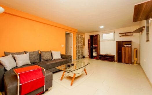 Exklusive Doppelhaushälfte mit Pool, Terrassen und Meerblick