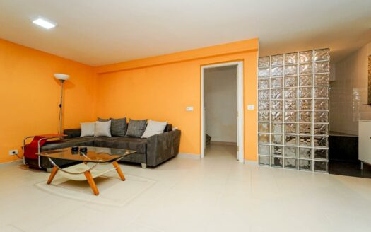 Exklusive Doppelhaushälfte mit Pool, Terrassen und Meerblick