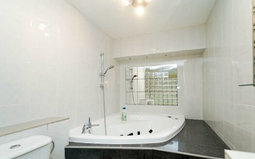 Exklusive Doppelhaushälfte mit Pool, Terrassen und Meerblick