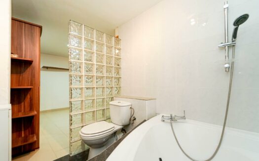 Exklusive Doppelhaushälfte mit Pool, Terrassen und Meerblick