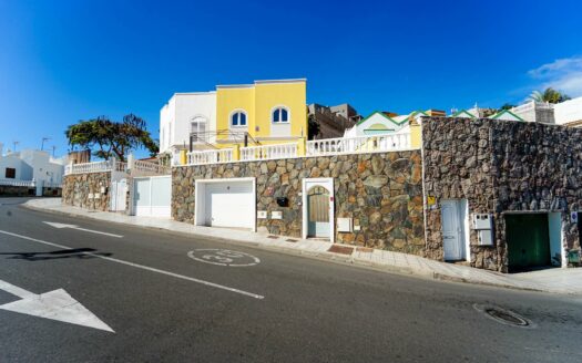 Exklusive Doppelhaushälfte mit Pool, Terrassen und Meerblick