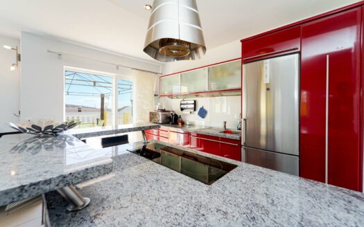 Exklusive Doppelhaushälfte mit Pool, Terrassen und Meerblick