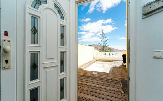 Exklusive Doppelhaushälfte mit Pool, Terrassen und Meerblick