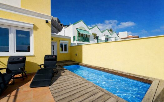 Exklusive Doppelhaushälfte mit Pool, Terrassen und Meerblick