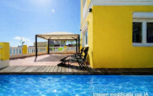 Exklusive Doppelhaushälfte mit Pool, Terrassen und Meerblick