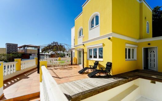 Exklusive Doppelhaushälfte mit Pool, Terrassen und Meerblick