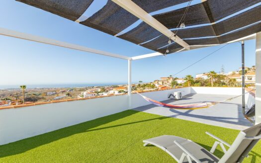 Piso adosado en Montaña La Data con solarium, garaje y vistas mar.