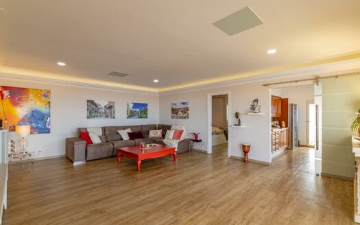 Piso adosado en Montaña La Data con solarium, garaje y vistas mar.