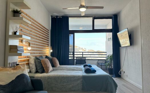 Estudio con vistas al mar, piscina y plaza de aparcamiento