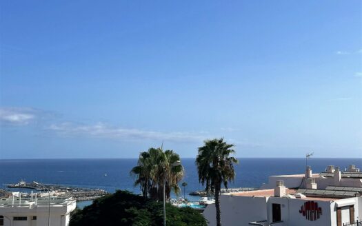 Estudio con vistas al mar, piscina y plaza de aparcamiento