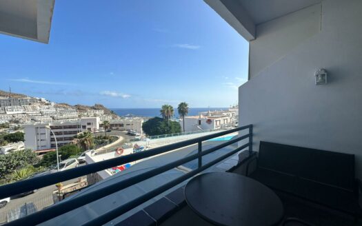 Estudio con vistas al mar, piscina y plaza de aparcamiento