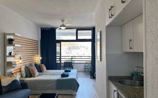 Estudio con vistas al mar, piscina y plaza de aparcamiento