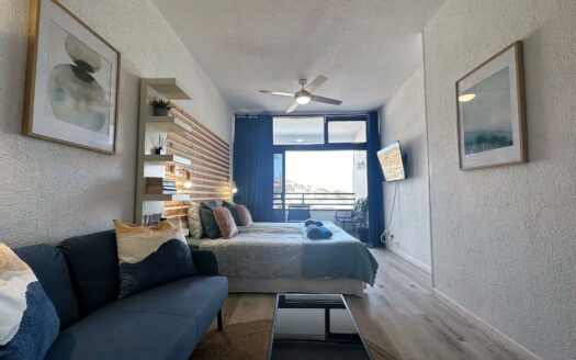 Estudio con vistas al mar, piscina y plaza de aparcamiento