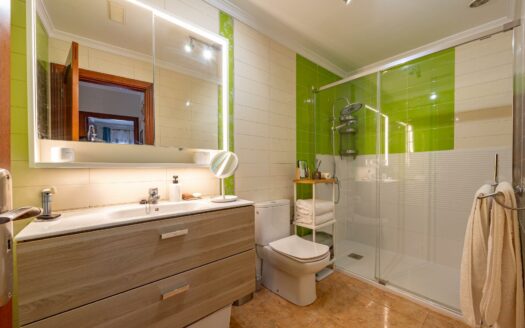 Luminoso piso de 3 habitaciones con garaje cerca del CC Vecindario