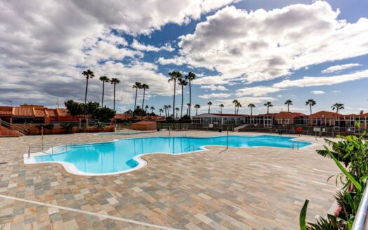 Bungalow con jardín y piscina comunitaria