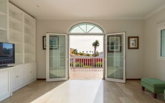 Chalet independiente con jardín y piscina privada en La Garita precio negociable