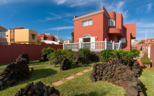 Chalet independiente con jardín y piscina privada en La Garita precio negociable