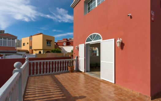 Chalet independiente con jardín y piscina privada en La Garita precio negociable