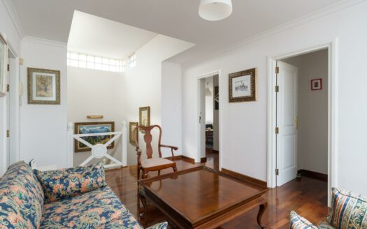 Chalet independiente con jardín y piscina privada en La Garita precio negociable