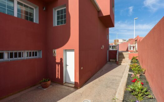 Chalet independiente con jardín y piscina privada en La Garita precio negociable