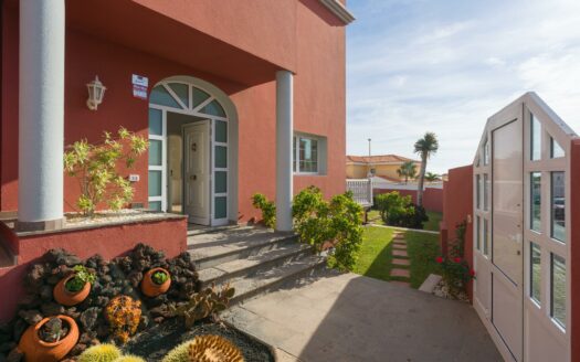 Chalet independiente con jardín y piscina privada en La Garita precio negociable