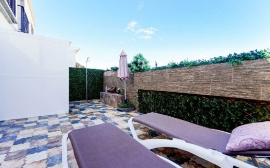 Cozy terraced house with a spacious terrace in a quiet and sunny area