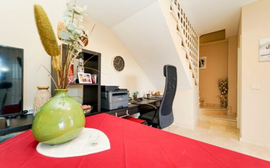 Cozy terraced house with a spacious terrace in a quiet and sunny area