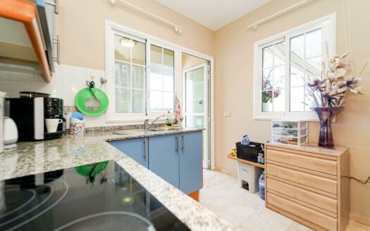 Cozy terraced house with a spacious terrace in a quiet and sunny area