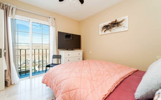 Cozy terraced house with a spacious terrace in a quiet and sunny area