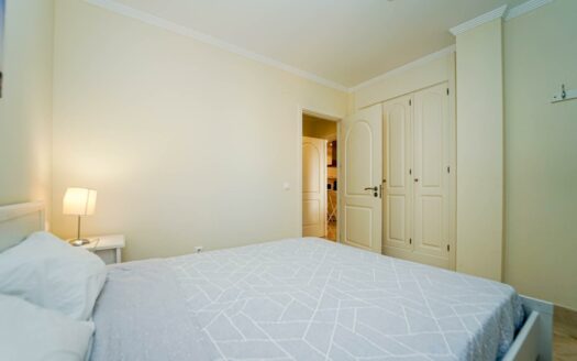 Stilvolle Wohnung mit zwei Schlafzimmern und Terrasse in begehrtem Monte Carrera