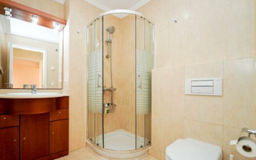 Stilvolle Wohnung mit zwei Schlafzimmern und Terrasse in begehrtem Monte Carrera