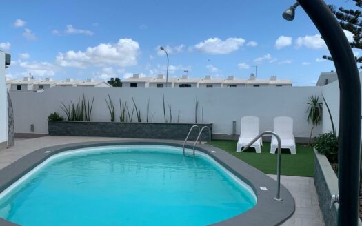 Dúplex reformado con piscina comunitaria