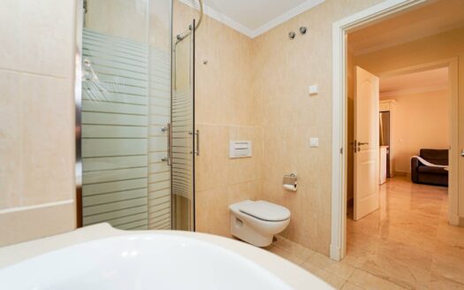 Stilvolle Wohnung mit zwei Schlafzimmern und Terrasse in begehrtem Monte Carrera