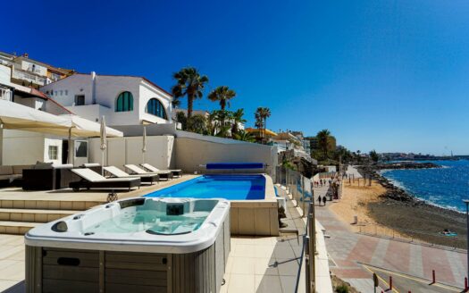 4 bedrooms frontline with private pool in Arguineguín