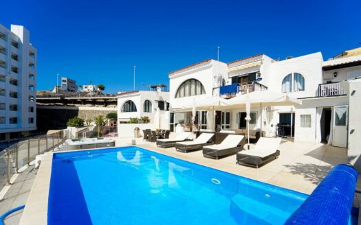4 bedrooms frontline with private pool in Arguineguín