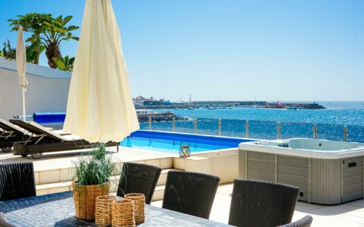 4 bedrooms frontline with private pool in Arguineguín