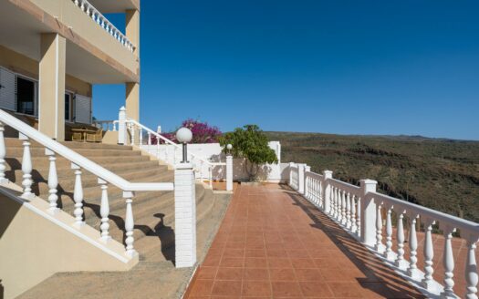 Detached chalet with pool and sea views in Montaña la Data