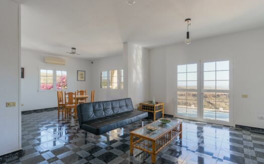 Detached chalet with pool and sea views in Montaña la Data