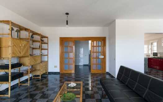 Detached chalet with pool and sea views in Montaña la Data