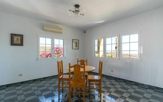 Detached chalet with pool and sea views in Montaña la Data