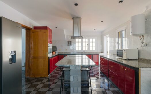 Detached chalet with pool and sea views in Montaña la Data