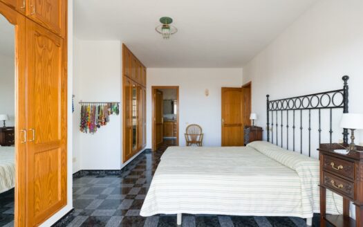 Detached chalet with pool and sea views in Montaña la Data