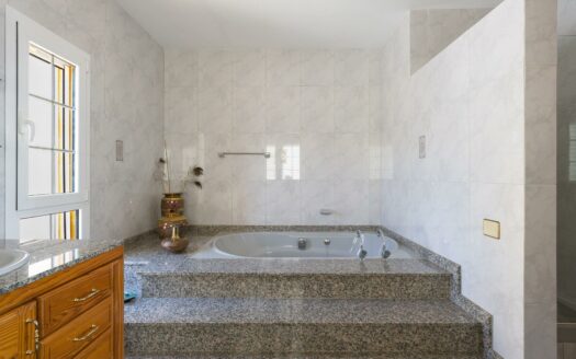 Detached chalet with pool and sea views in Montaña la Data