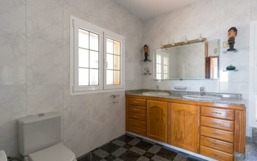 Detached chalet with pool and sea views in Montaña la Data