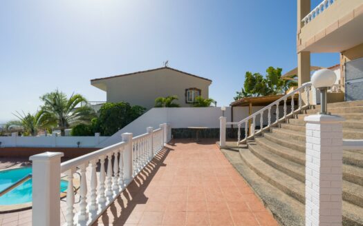 Detached chalet with pool and sea views in Montaña la Data